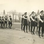 Cadets défilant dans le parc municipal dans les années 1940
