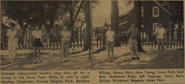 Image sépia, noir et blanc de six adolescents dans un parc  sur des balançoires, les jambes allongées.  Ils semblent être debout mais, en fait, ils sont adossés contre les balançoires.  Au fond une clôture en bois et une maison.  Court texte en noir sous l’image.