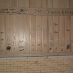 Graffitis sur l’abri d’orchestre