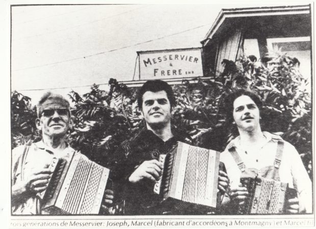 Photographie en noir et blanc prise à l’extérieur, on aperçoit trois générations de la famille Messervier.
