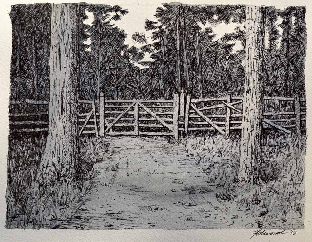 Dessin à l’encre représentant le portail d’une ferme flanqué de deux arbres avec une forêt à l’arrière.
