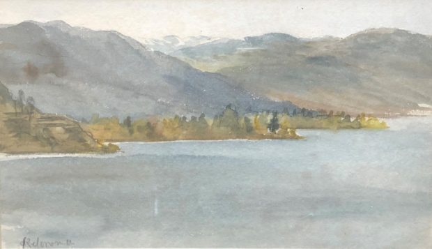 Aquarelle représentant un lac avec des arbres et des collines sur la rive opposée.