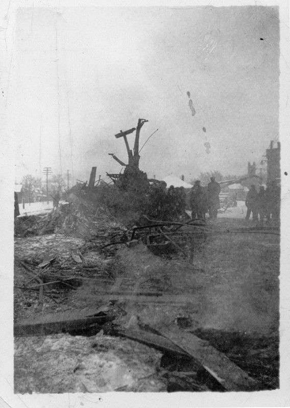 Photographie en noir et blanc des débris de l’accident ferroviaire d’Almonte avec des personnes debout à l’arrière-plan, 1942 