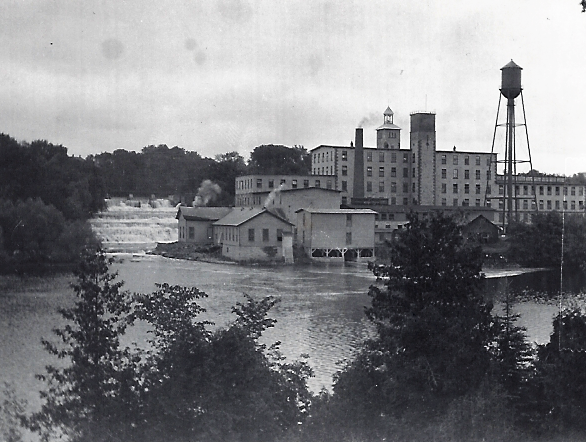 Photographie en noir et blanc du bâtiment de la filature de laine Rosamond à Almonte sur les rives de la rivière Mississippi, années 1950