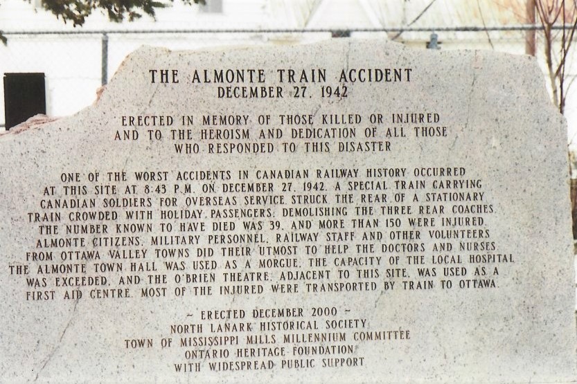 Photographie du texte figurant sur l’une des deux pierres commémorant l’accident ferroviaire d’Almonte, 2000