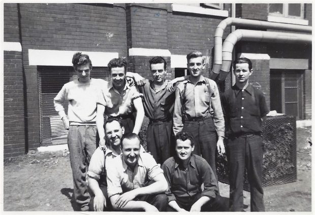 Photographie d’époque montrant Mac Crozier et sept de ses collaborateurs chez De Havillands Ltd., 1942