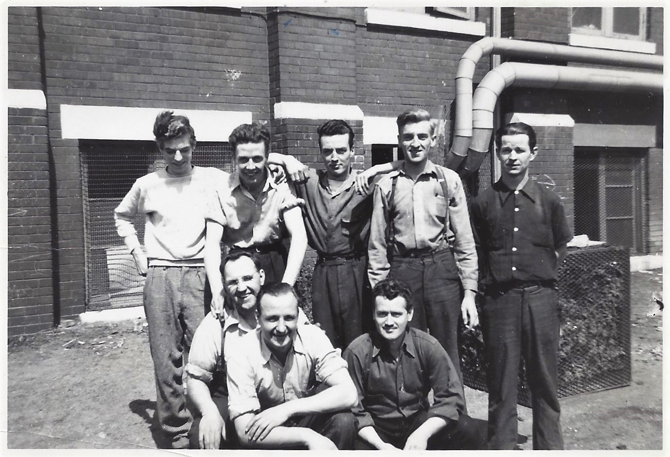 Photographie d’époque montrant Mac Crozier et sept de ses collaborateurs chez De Havillands Ltd., 1942