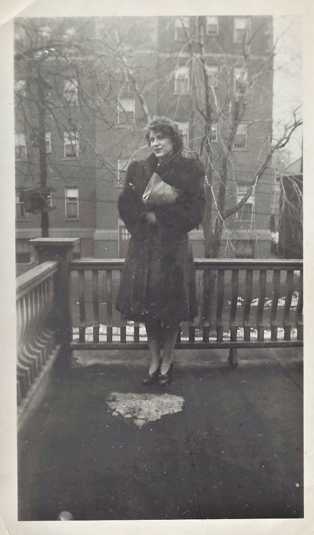 Photographie de Nora Pennett portant un manteau de fourrure et tenant son sac à main à Toronto, 1942.