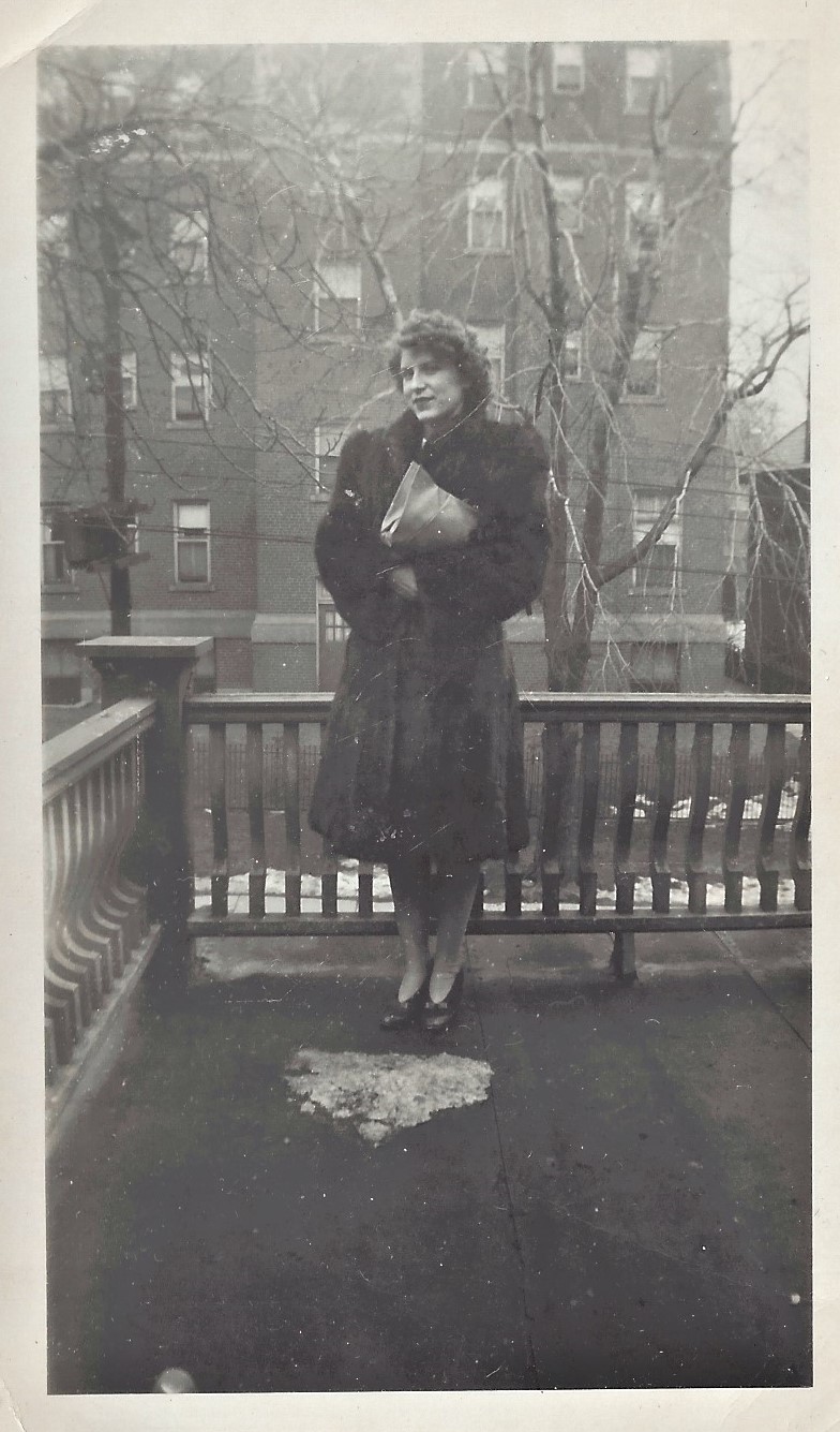 Photographie de Nora Pennett portant un manteau de fourrure et tenant son sac à main à Toronto, 1942.