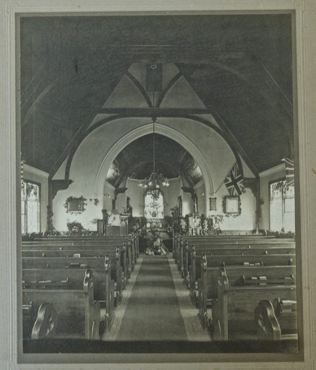 Une photographie de l'intérieur de l'église Saint James c. 1919