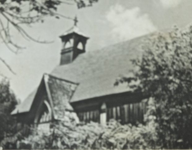 Photographie en noir et blanc de la seconde église Saint James l'Apôtre sur la colline.