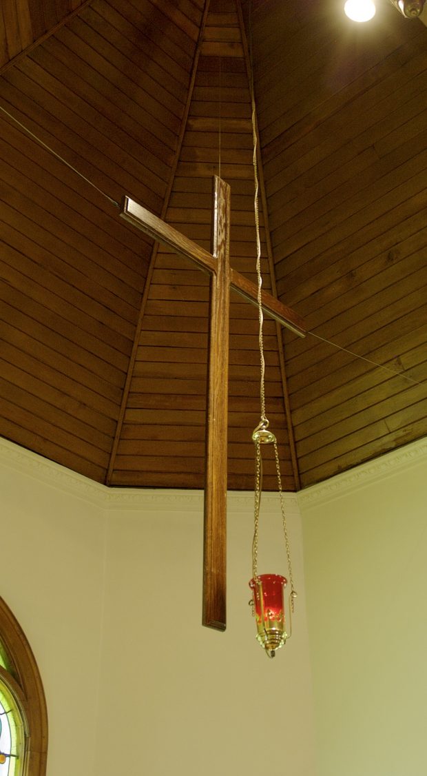 La croix est suspendue au-dessus de l'autel.  Fabriqué en chêne et d'environ 152 cm par 76 cm