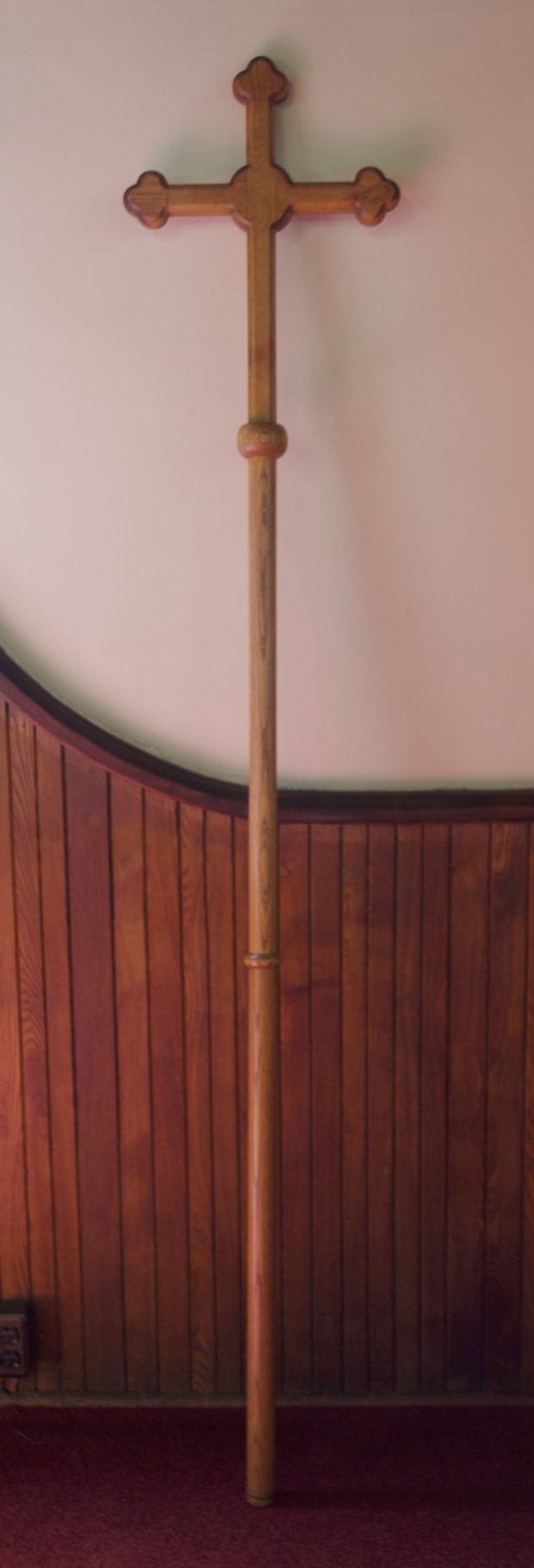 Bâton en chêne avec croix. Environ 152 cm sur 76 cm