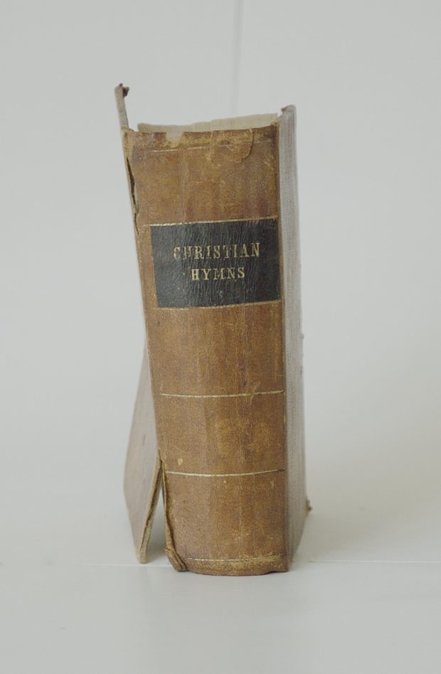 Livre relié en cuir d'hymnes chrétiens qui a été utilisé à St. James au 19e siècle.