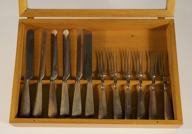 Boîte en chêne contenant six couteaux et six fourchettes qui étaient utilisés à la ferme Blythe. 