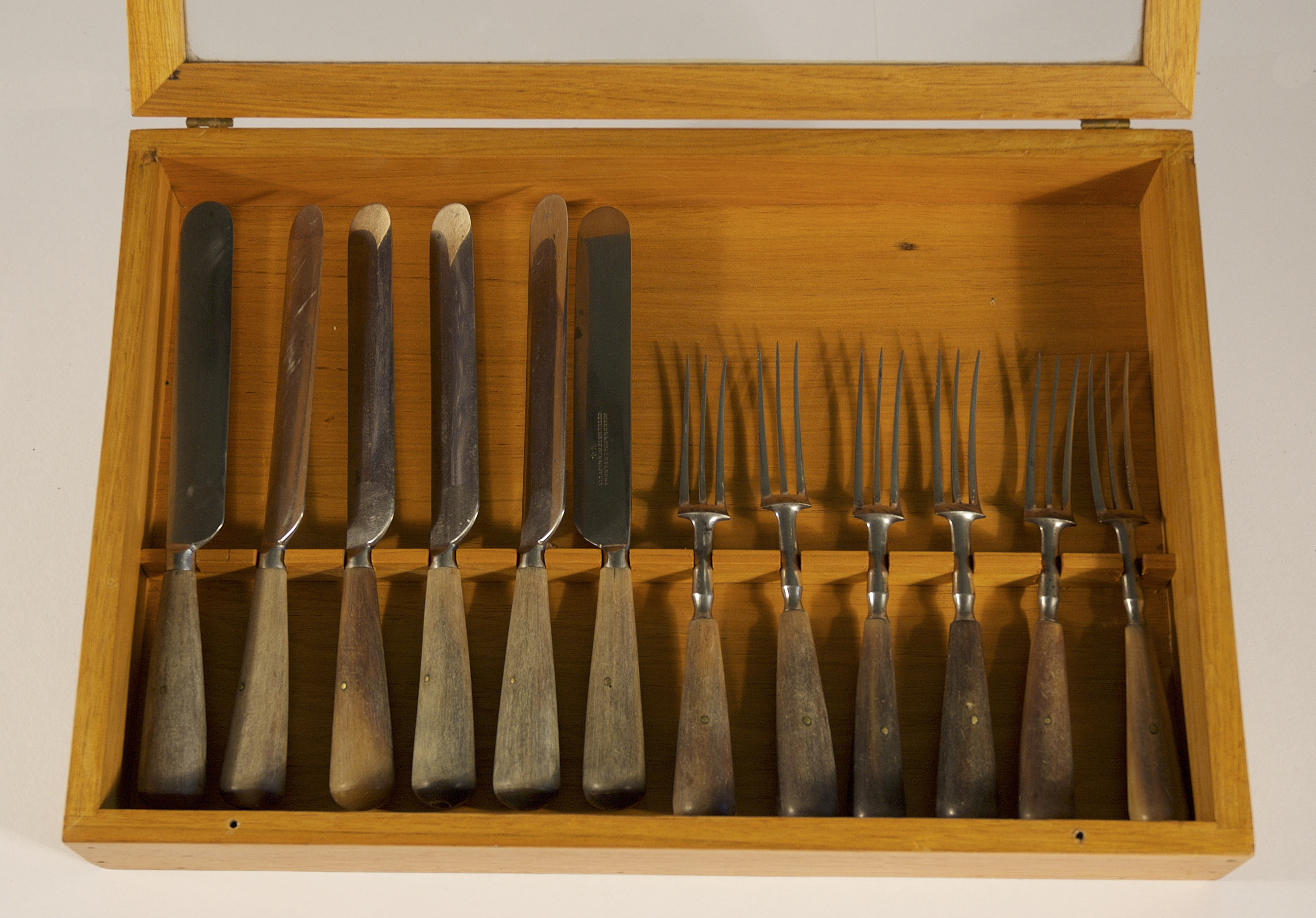 Boîte en chêne contenant six couteaux et six fourchettes qui étaient utilisés à la ferme Blythe.