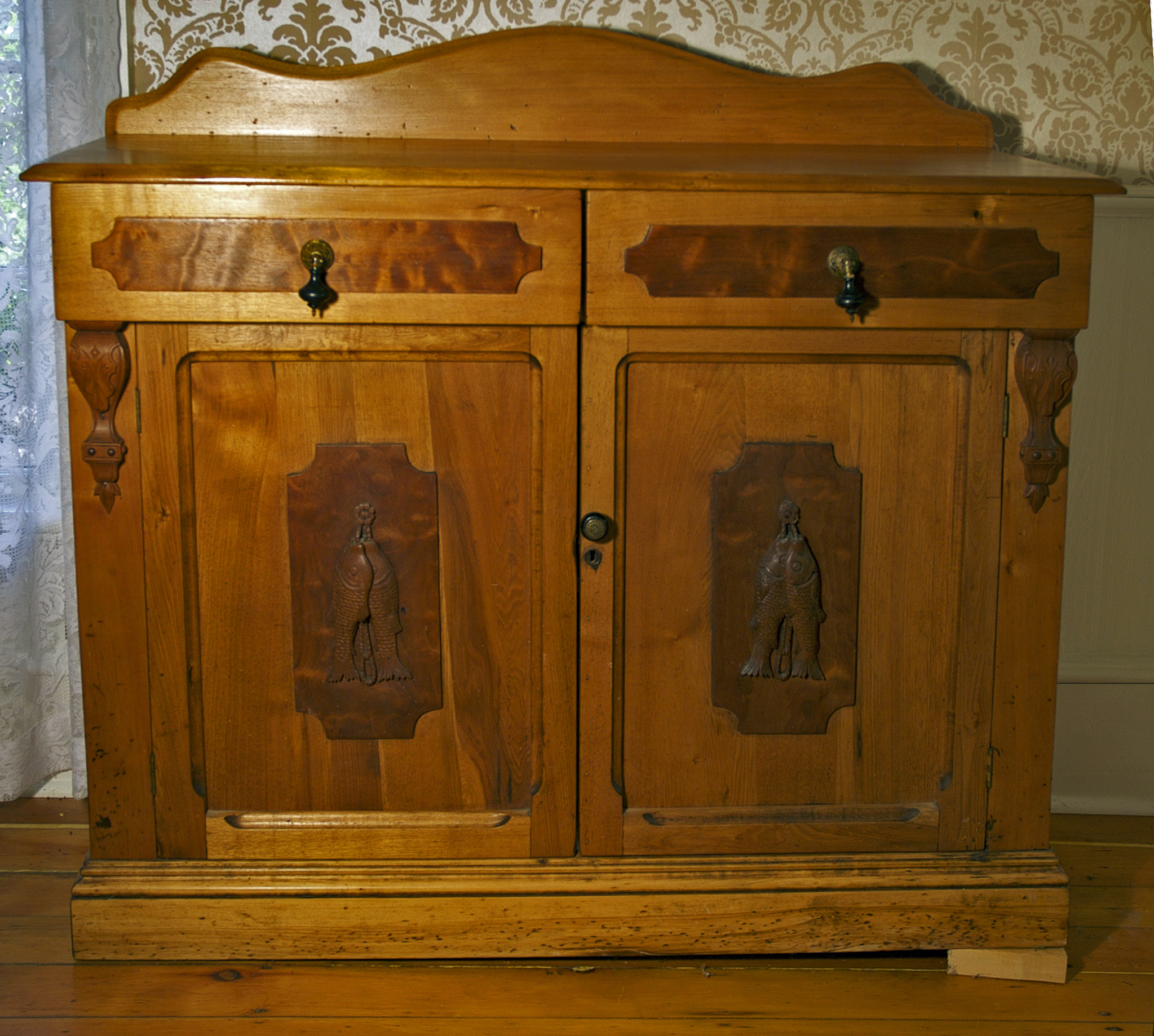 Grand buffet en chêne noyer pour une salle à manger. Contient deux tiroirs vers le haut, avec deux armoires avec portes sous tiroirs en dessous. 