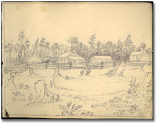 Croquis de la ferme Blythe. Au premier plan, on voit des souches d'arbres, puis une clôture de ferme rustique, probablement en cèdre. Plus loin à l'arrière-plan se trouvent deux bâtiments annexes et ce qui semble être la maison originale de John Langton. À gauche, une structure de tente ronde. Plus loin à l'arrière-plan se trouvent des arbres. L'esquisse est très jaunie.