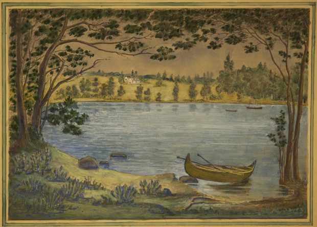 Une aquarelle miniature d'Anne Langton. L'esquisse montre la ferme Blythe de l'autre côté du lac, depuis le débarcadère. Il y a un canoë dans l'eau sur la rive. Les couleurs de l'esquisse sont des tons verts et jaunes. Les arbres ont un feuillage complet, ce qui suggère que c'est l'été.