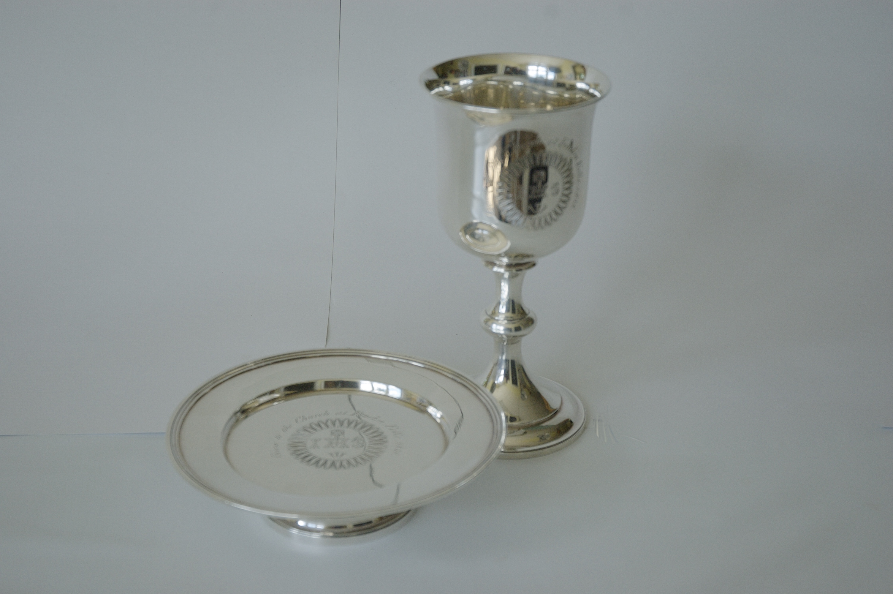 Plaque de communion en argent utilisée pour servir le pain ; et calice en argent utilisé pour servir le vin de communion.