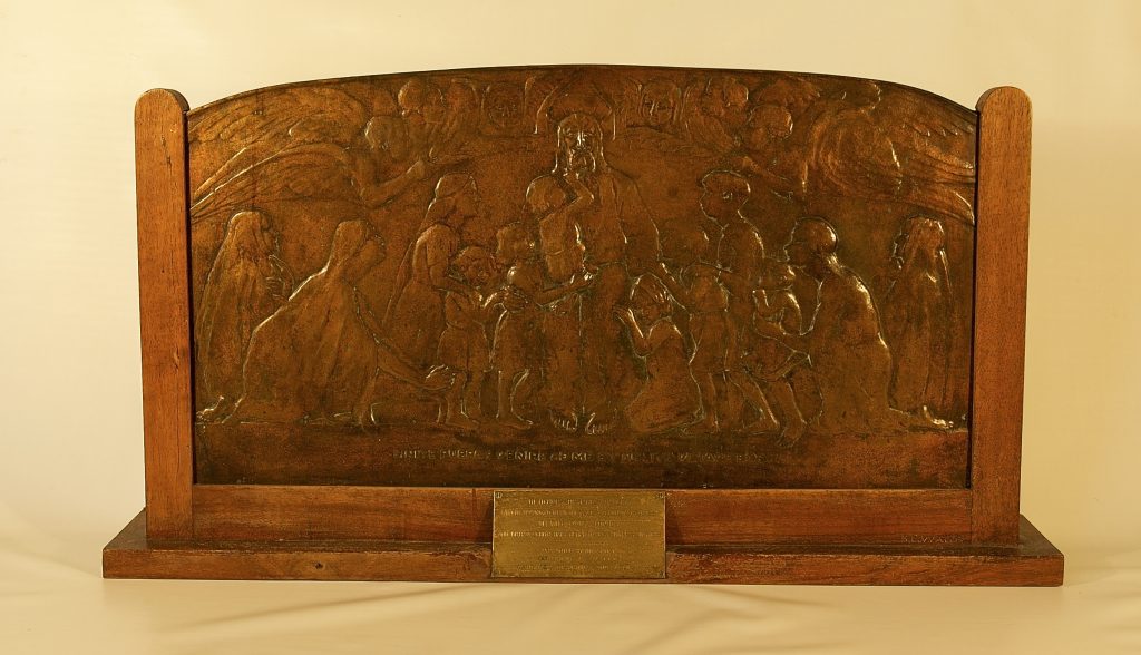 Plaque de basse gravée représentant Jésus entouré d'enfants et flanqué de deux anges.