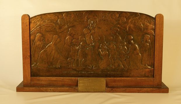 Plaque de basse gravée représentant Jésus entouré d'enfants et flanqué de deux anges.