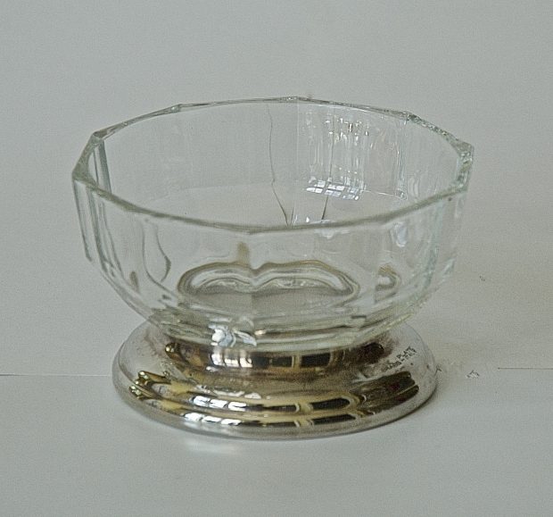 Coupe eucharistique en verre avec basse en argent.