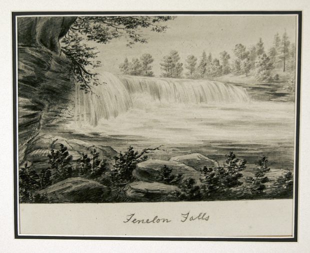 Croquis au fusain des chutes Fenelon, vers 1837. L'esquisse est réalisée à partir d'un rivage rocheux, juste sous une corniche du côté sud des chutes. Les petites chutes en fer à cheval sont chargées d'eau. À droite du croquis, là où se trouve la ville actuelle de Fenelon Falls, il y a un rivage rocheux menant à des arbres.