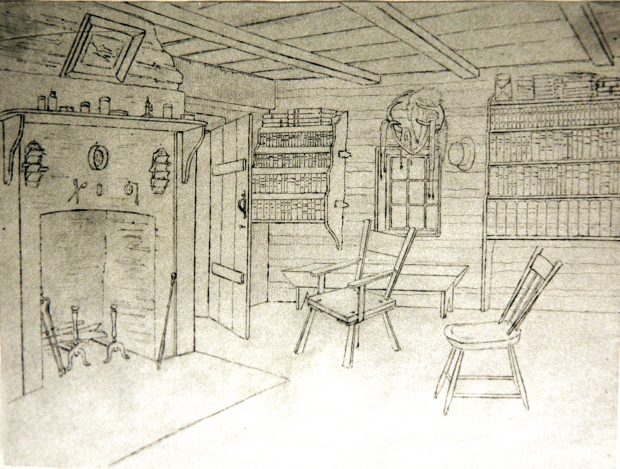 Tirage miniature au fusain titré deux côtés d'une pièce. C'est le côté de la maison de John Langton qui a la cheminée. Il y a deux chaises de base en bois. Il y a deux bibliothèques sur le mur en face de la cheminée avec plus de 100 livres. Sur le mur sont accrochés un chapeau, une selle, des ciseaux, des casseroles et une gravure encadrée. Le croquis représente une chambre de cabane très élémentaire du Haut-Canada en 1830