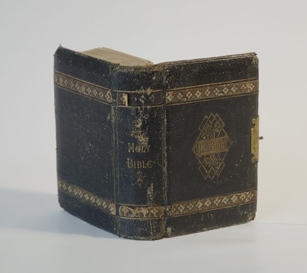 Petite Bible à main en très bon état. 