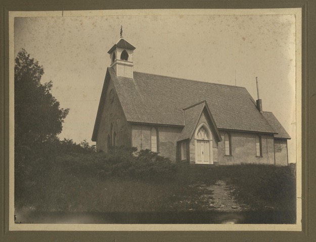 Photographie en noir et blanc de l'église est sur une colline.