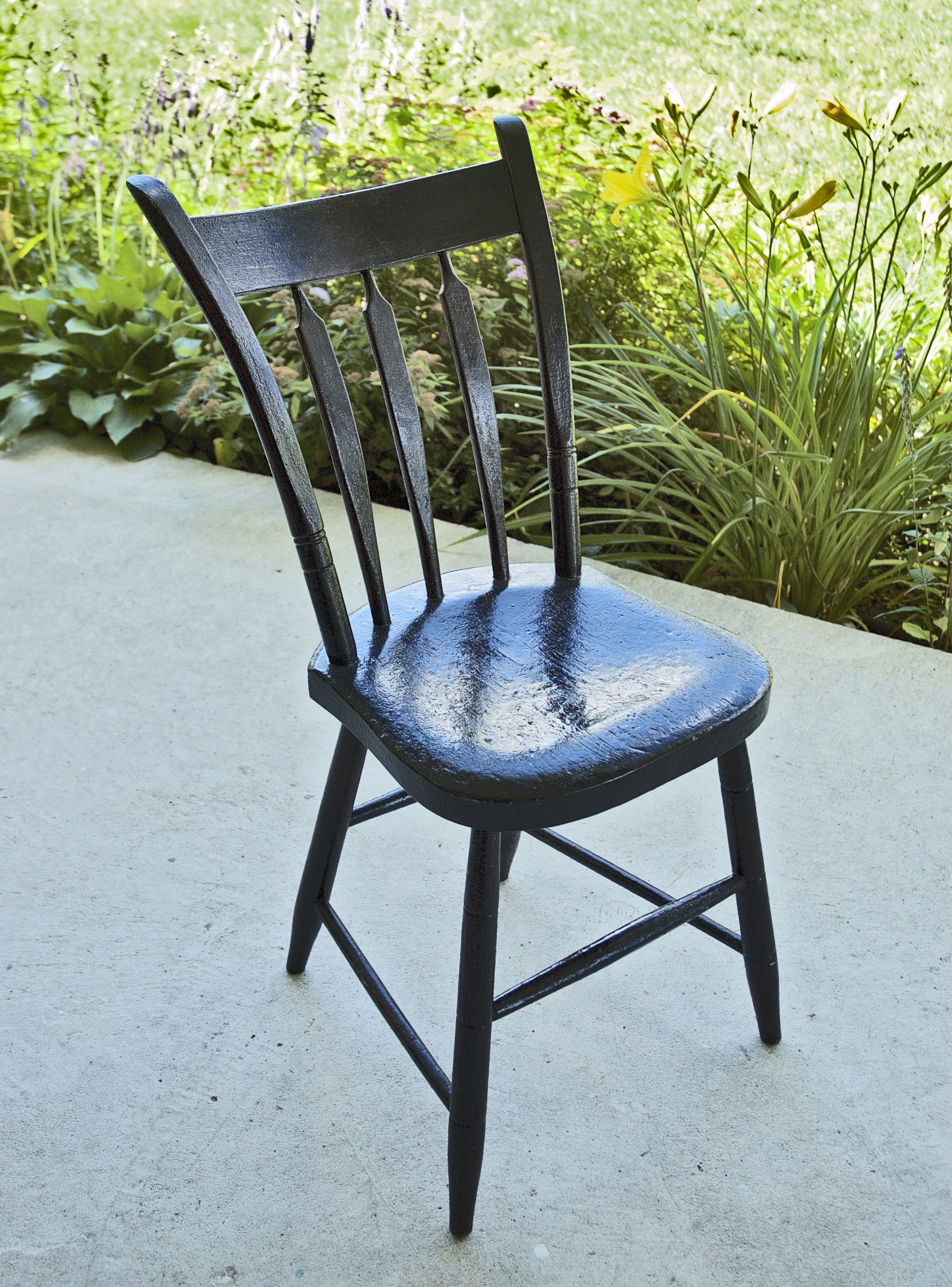 Une chaise de salle à manger peinte en noir 