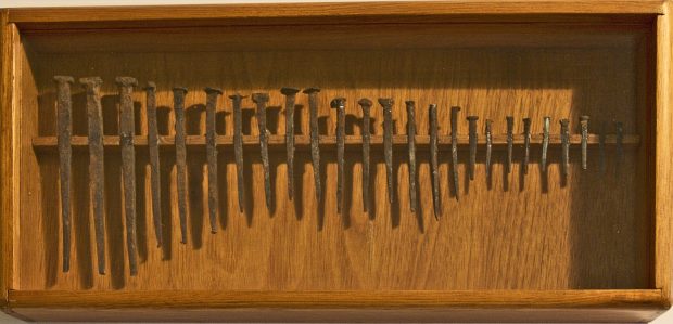 Une collection de clous en fer fabriqués à la main, présentés d du plus long au plus court.