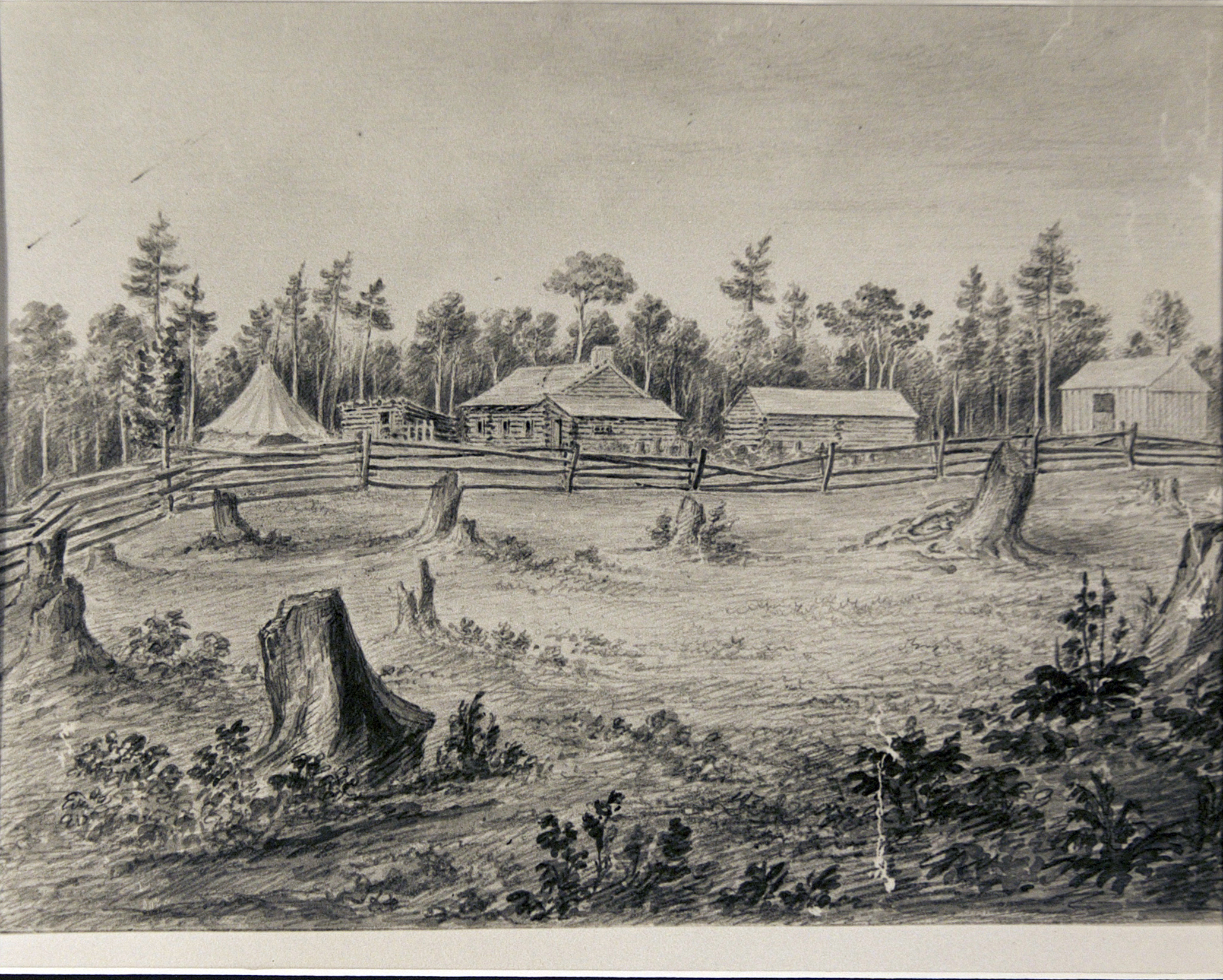 Croquis en noir et blanc montrant les structures de la ferme Blythe avant la construction de la grande maison. Il y a quatre bâtiments ainsi qu'une tente.