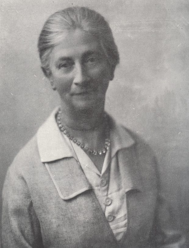 Image en noir et blanc de Katherine E. Wallis à la fin de la soixantaine, les cheveux gris attachés en chignon. 