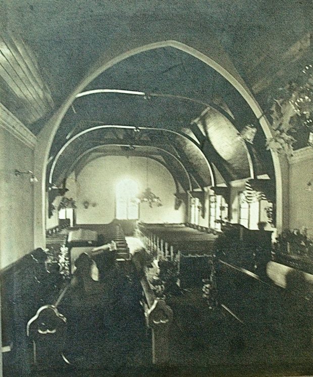 Photographie en noir et blanc prise vers 1908 de l'actuel St. James, vue de l'arrière de l'autel vers l'arrière de l'église.