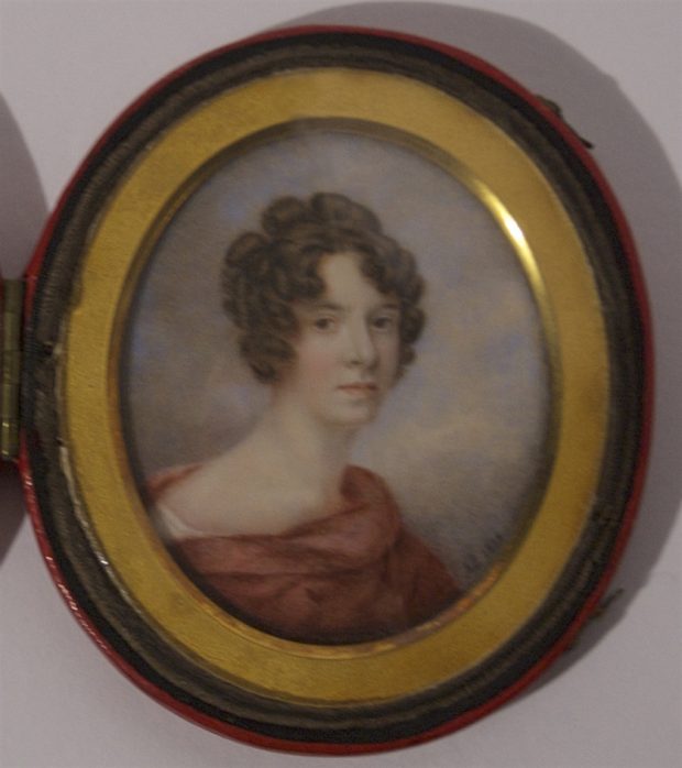 Un autoportrait en miniature d'Anne Langton. Aquarelle sur ivoire. 8,4 cm x présenté dans un petit médaillon rond avec une couverture en cuir/tissu.