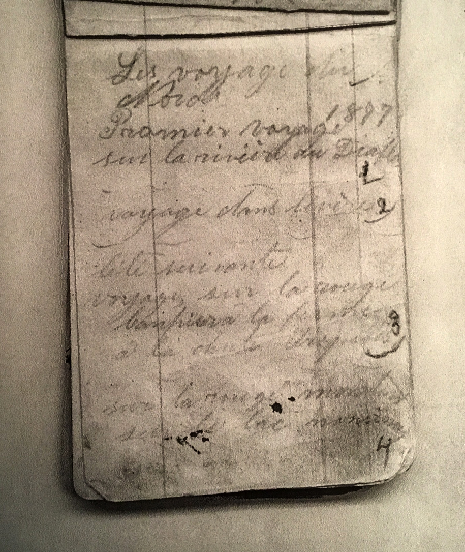 Photographie d’une page d’un carnet de notes. Il y est inscrit, à la main au crayon de plomb : « Les voyages du Nord. 1877, Premier voyage sur la rivière du Diable. » Quelques autres destinations suivent. 