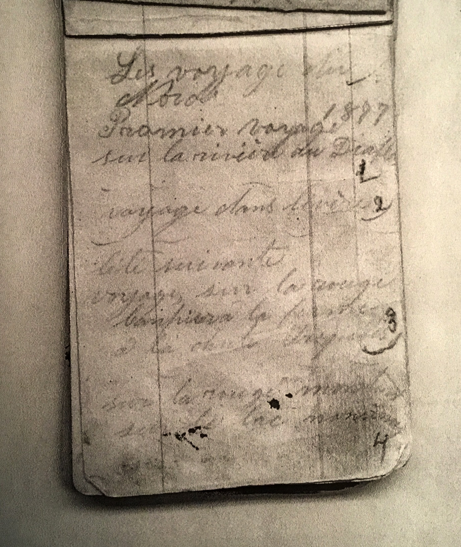 Photographie d’une page d’un carnet de notes. Il y est inscrit, à la main au crayon de plomb : « Les voyages du Nord. 1877, Premier voyage sur la rivière du Diable. » Quelques autres destinations suivent.