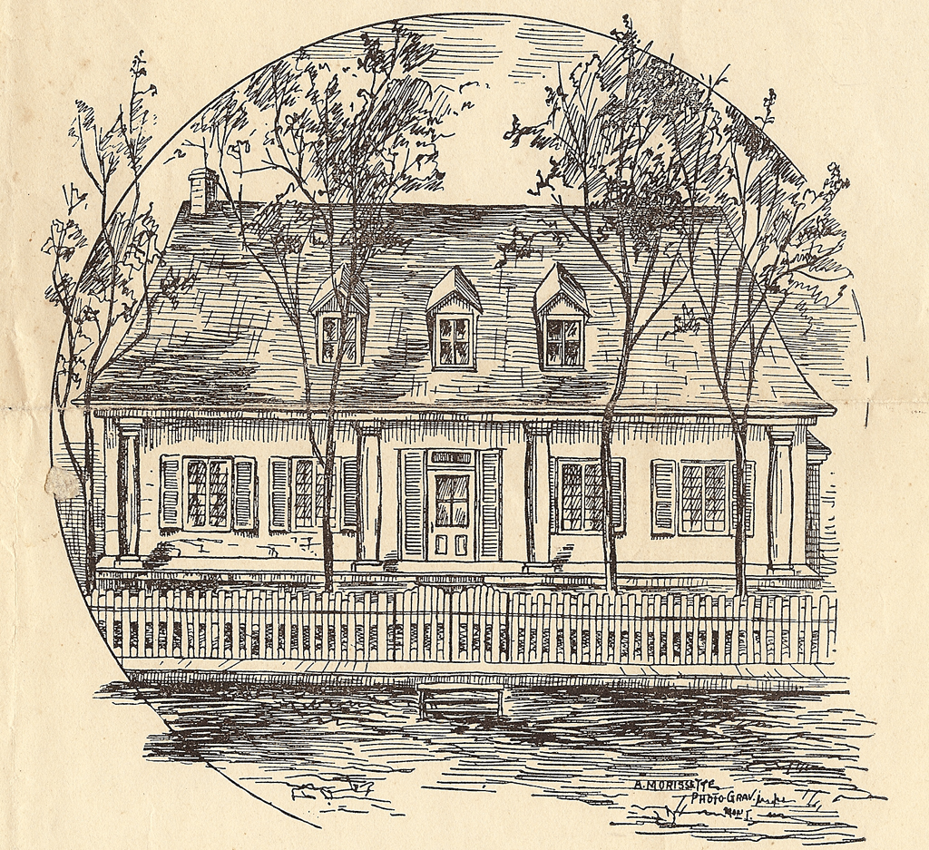 Gravure imprimée dans un journal. Elle représente la façade d’une maison rectangulaire d’un étage et demi avec un toit haut et escarpé percé par trois lucarnes. La galerie, qui fait la largeur de la maison, est protégée par la toiture. Une clôture de planches de bois longe la rue en terre battue.