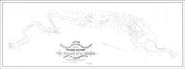 Plan dessiné d’un secteur d’une rivière. Le plan montre l’emplacement de lots, de rues, de bâtiments. Les rapides de la rivière sont mis en évidence pour indiquer la position des pouvoirs d’eau. Au bas de la carte, on peut lire : « Plan montrant les différents pouvoirs d’eau de la rivière du Nord, à et près du village de Saint-Jérôme en anglais. »