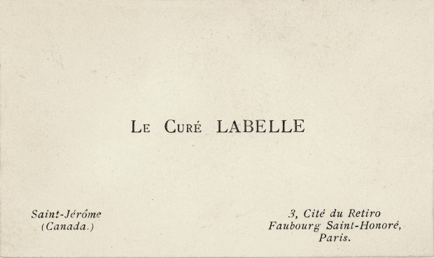 Image montrant un petit carton blanc rectangulaire. Il y est imprimé en noir, en plein centre, « Le curé Labelle ». Au bas du carton, ses coordonnées au Canada et en France. 