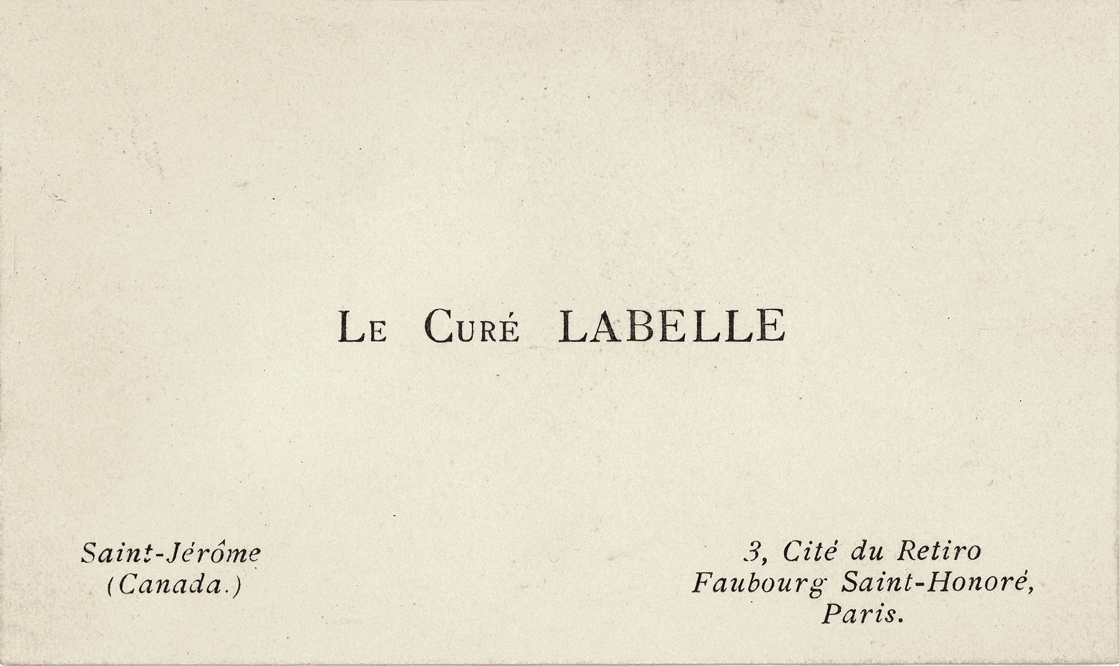 Image montrant un petit carton blanc rectangulaire. Il y est imprimé en noir, en plein centre, « Le curé Labelle ». Au bas du carton, ses coordonnées au Canada et en France. 