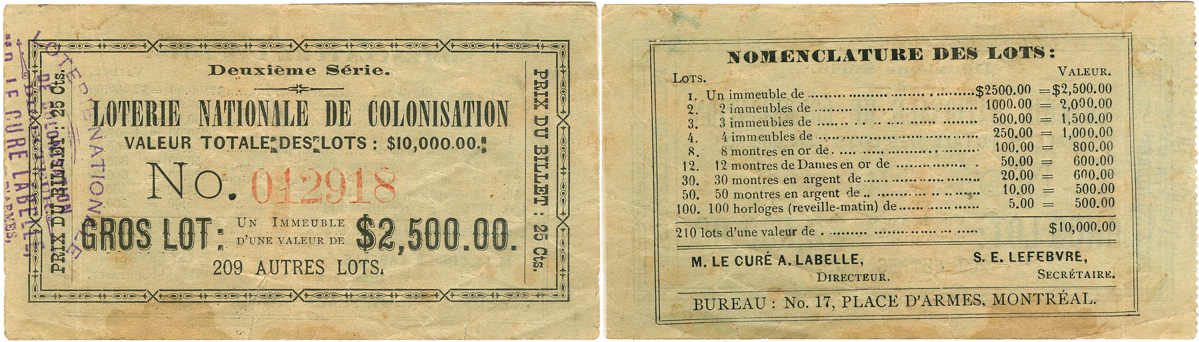 Images du recto et du verso d’un billet de loterie imprimé sur un carton rectangulaire jaunâtre. Sur le recto : le nom de la loterie, le numéro et le coût du billet, le prix principal à remporter. Au verso : la nomenclature des lots à gagner et les noms de deux dirigeants.