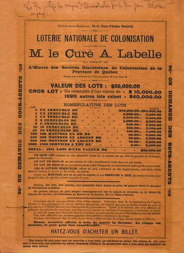 Affiche promotionnelle sur papier de couleur orangée, du texte noir y est imprimé. Le titre de l’affiche est « Loterie nationale de colonisation de M. le curé A. Labelle ». Plusieurs informations sont inscrites sous le titre, valeurs des lots, nomenclature des lots, descriptions des lots et une description de la loterie.