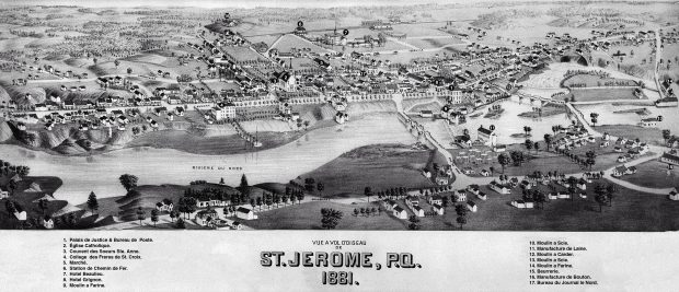 Carte illustrant une vue par le haut d’une petite ville en 1881. L’image en noir et blanc est dessinée à la main. On aperçoit quelques rues sur les deux rives d’une rivière. On y voit une église, de nombreuses maisons, des entreprises et trois ponts. Dix-sept éléments sont numérotés et répertoriés au bas de l’image.