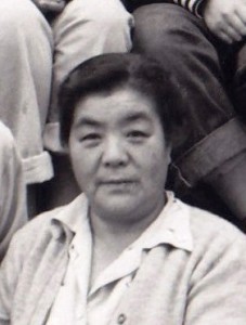 Portrait en noir et blanc d’une femme japonaise d’âge moyen.