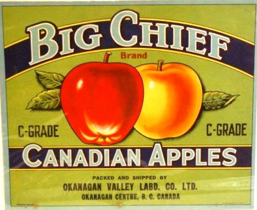 Photo en couleur de l’étiquette de caisse de pommes de la marque Big Chief. Le fond de l’étiquette est vert clair avec des parties bleu marine; l’inscription est en lettres bleu clair et noires. Une pomme rouge et une pomme jaune figurent au centre.