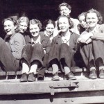 Avant la grève – les Belles des pommes sur le quai de chargement dans les années 1940