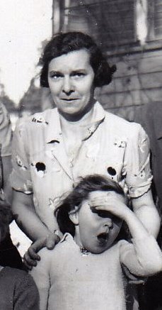 Photo en noir et blanc d’une femme et d’une fillette à l’extérieur.